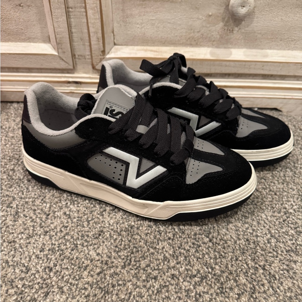 Vans size 7M / 8.5W